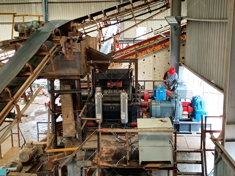 硅礦石對輥制砂機:180噸/時高效能,如何選擇實力廠家是關(guān)鍵 硅礦石對輥制砂機:180噸/時高效能,如何選擇實力廠家是關(guān)鍵